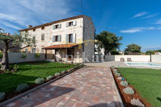 Casa in pietra ristrutturata con piscina